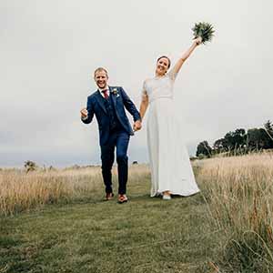 brudeparret hygger sig med bryllupsfotografen