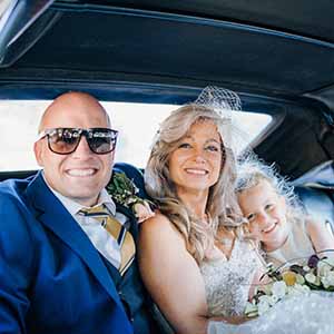 brudeparret i bryllupsbilen